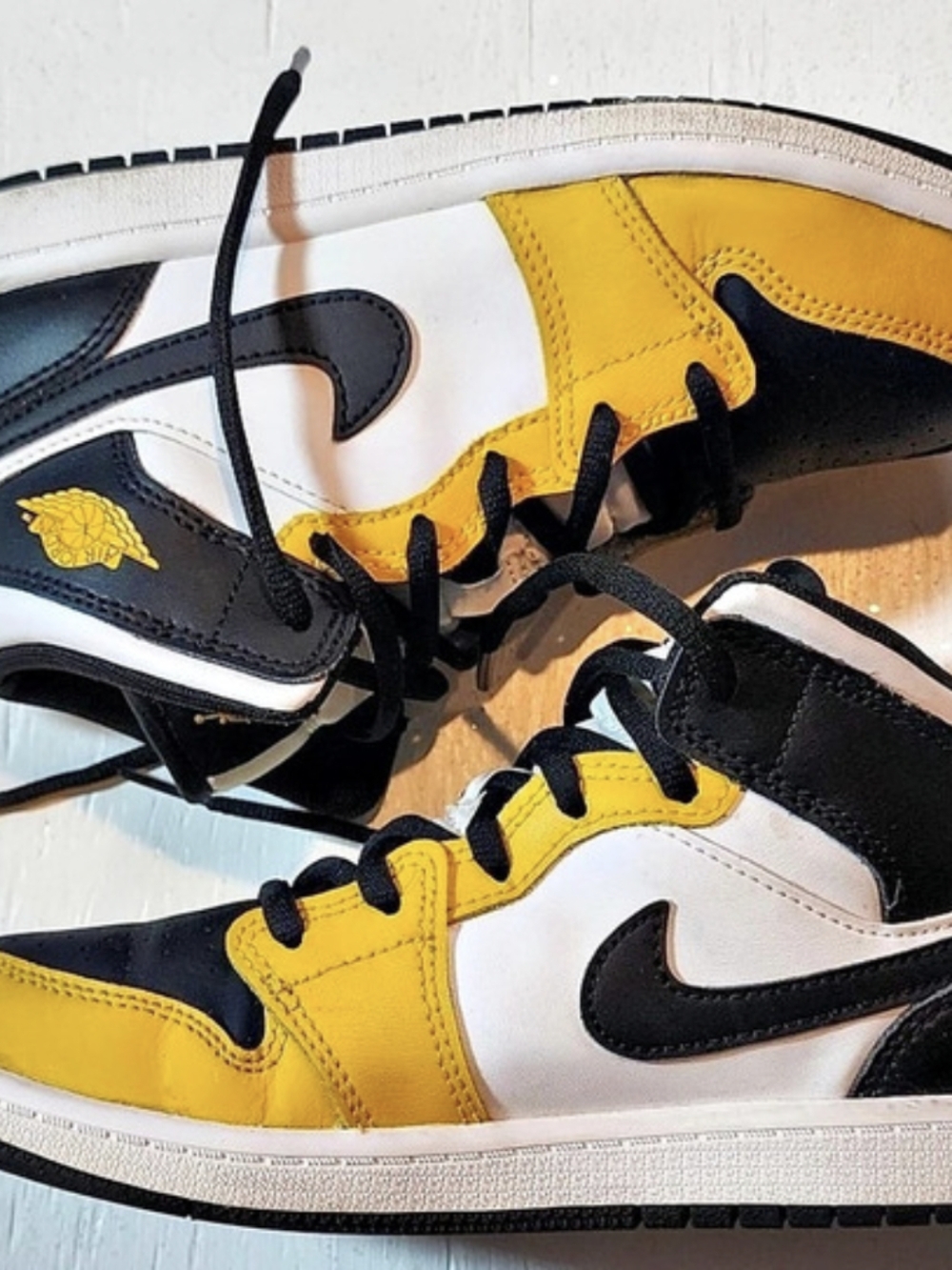 Nike Air Jordan 1 Mid Yellow & Black US 3Y Like New